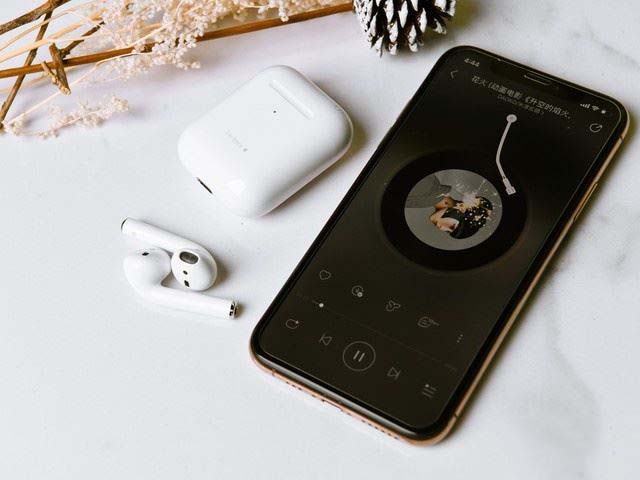 华为FreeBuds2Pro和苹果AirPods2哪款好 两款耳机对比评测
