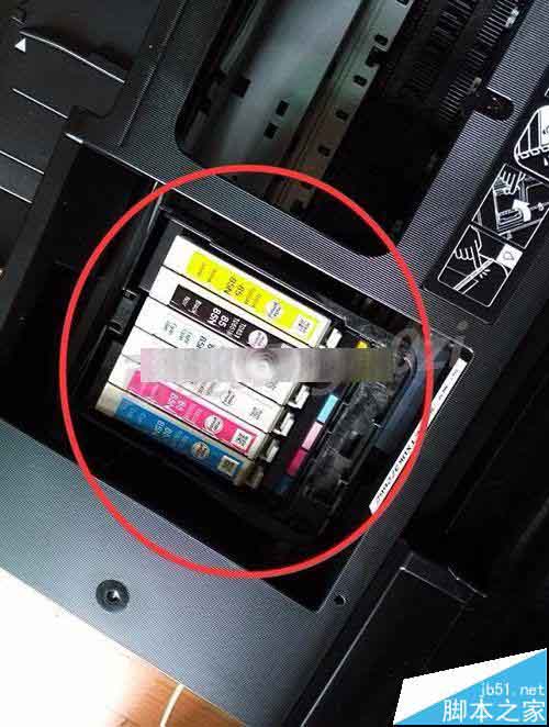 Epson爱普生R330打印机怎么拆除墨仓盖子拿出墨盒?