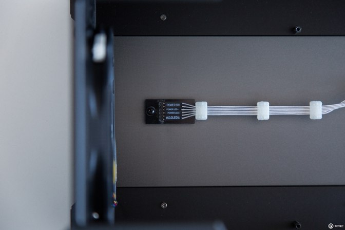 小体积却有大能量18核 i9-7980XE迷你小机箱装机教程实录