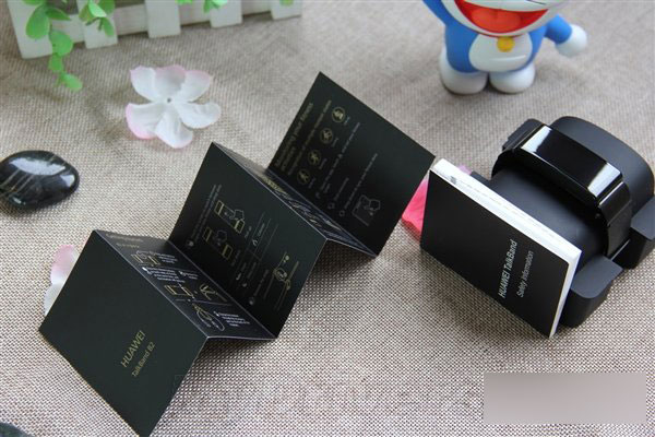 华为手环B2开箱图赏 采用无边框触控屏/防水防尘