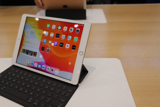 10.2英寸全新iPad真机上手体验:搭载A10处理器 支持全尺寸键盘