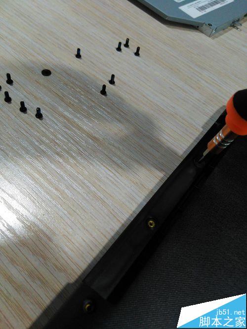 联想天逸310笔记本怎么拆机更换内存?