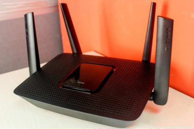 NETGEAR R8000与Linksys EA8300哪个好？网件R8000/Linksys EA8300对比评测