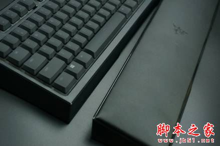 Razer雨林狼蛛幻彩版键盘体验：胜过机械键盘？