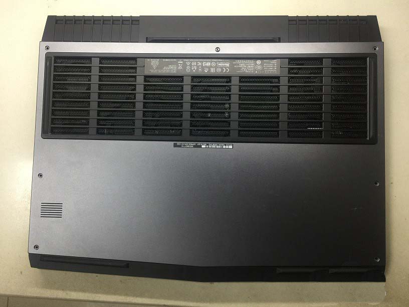 外星人Alienware 17R4笔记本怎么拆机取出主板?
