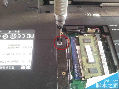 笔记本电脑怎么更换SSD并将光驱位改为机械硬盘位?
