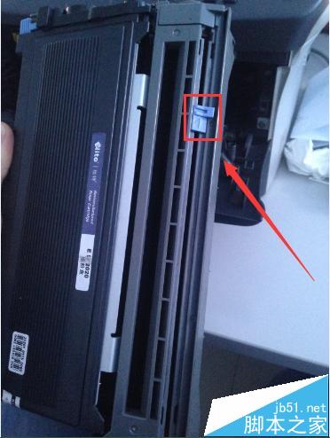 联想M7020PRO打印时出现黑色条纹该怎么清除?