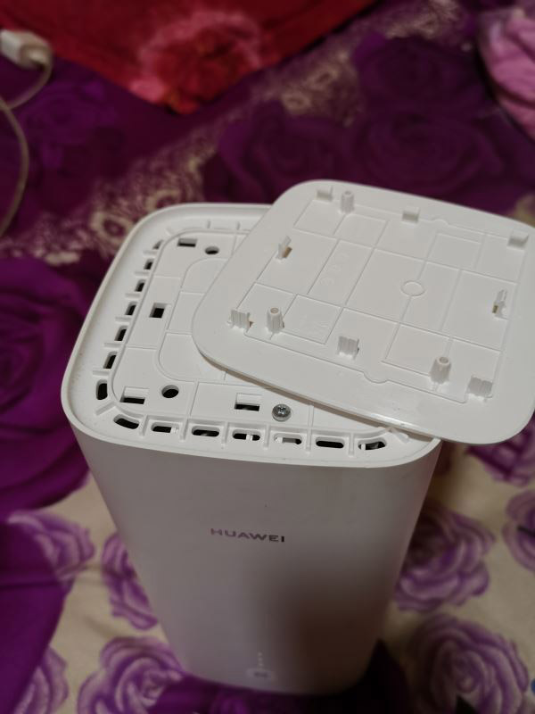 华为移动路由5G CPE pro拆解图