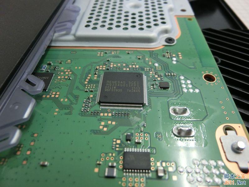 CUH-1200版本PS4游戏机完全拆解图赏：偷工减料or工艺升级?