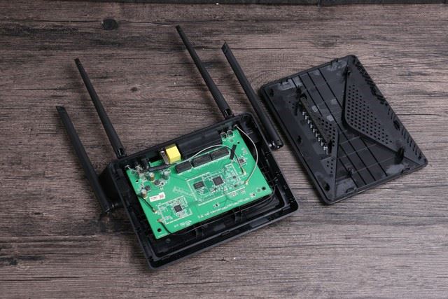 D-Link X路由值得买吗？D-Link DIR-822+路由器拆解评测