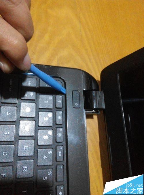 惠普15 r221TX笔记本怎么拆机添加内存条?