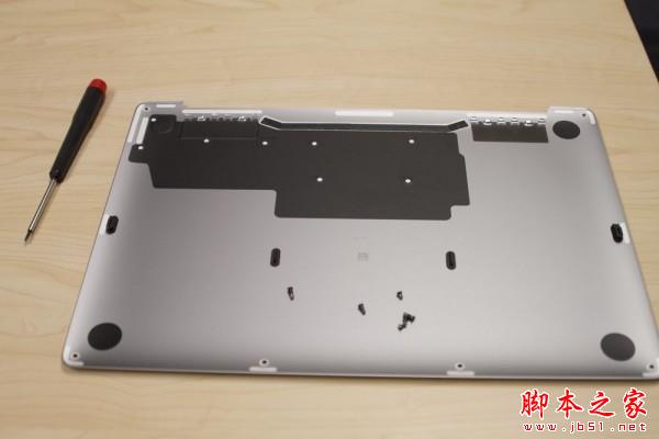 苹果13英寸全新MacBook Pro拆机图文详解教程 SSD可更换