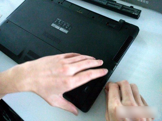 华硕X550C怎么拆机 华硕X550C清理灰尘与升级SSD图文教程