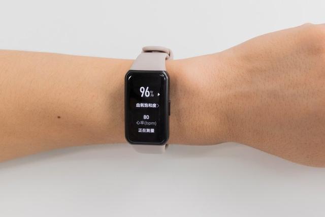 首款全面屏荣耀手环6值得买吗? 荣耀手环6上手评测