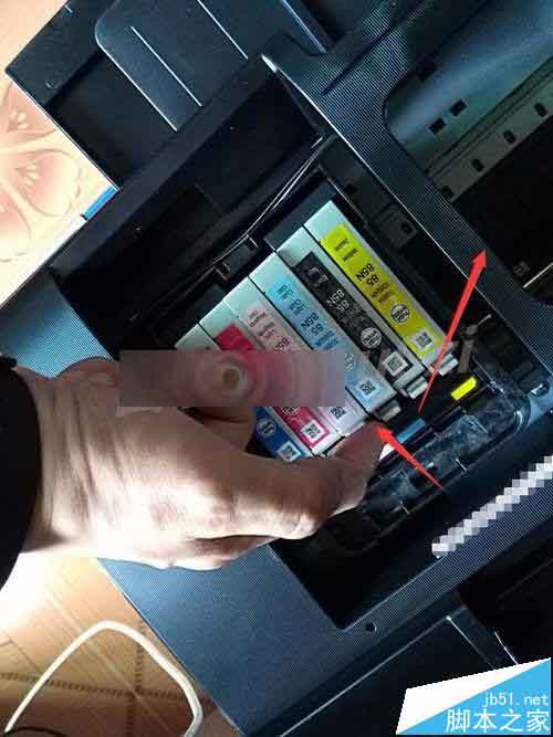 Epson爱普生R330打印机怎么拆除墨仓盖子拿出墨盒?