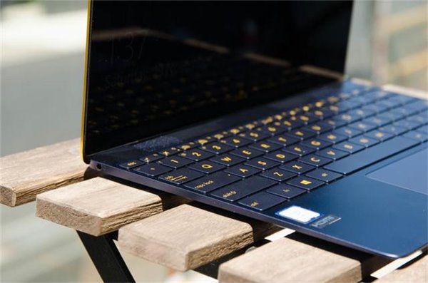 华硕笔记本ZenBook3值不值得买？华硕笔记本ZenBook3上手体验评测