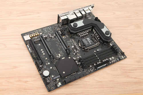 集水冷 RGB 屏幕于一身 ROG MAXIMUS XI FORMULA主板详细图文评测