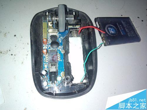 无线鼠标怎么拆卸安装充电电池?