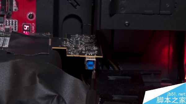 AMD自曝VEGA显卡完胜GTX 1080上机实拍:双槽设计、风冷