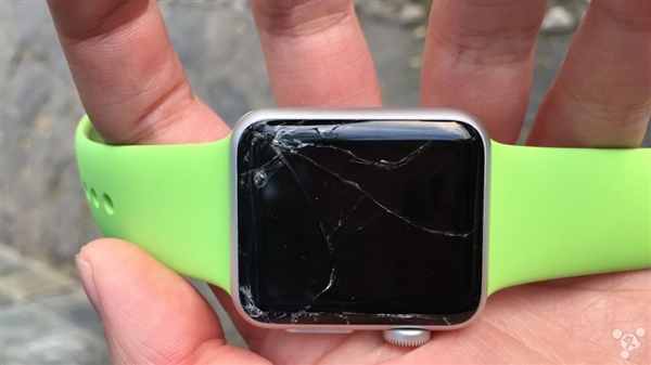 更悲催来 Apple Watch入手俩小时就摔碎