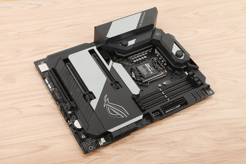 集水冷 RGB 屏幕于一身 ROG MAXIMUS XI FORMULA主板详细图文评测