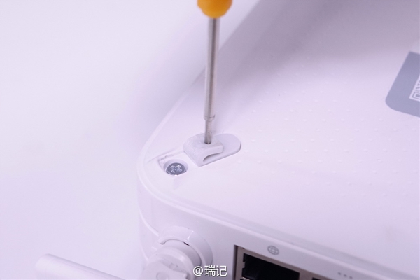 新一代小米路由器换硬盘图文教程：容量暴增两倍