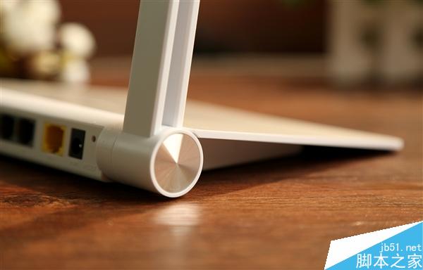 360安全路由5G版图赏：薄如鼠标垫