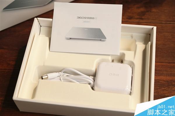 360安全路由5G版图赏：薄如鼠标垫