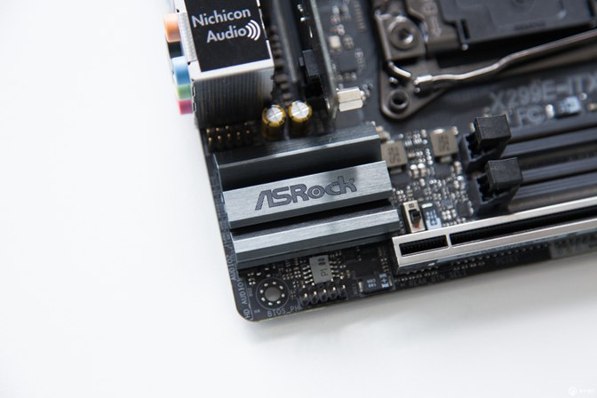 小体积却有大能量18核 i9-7980XE迷你小机箱装机教程实录