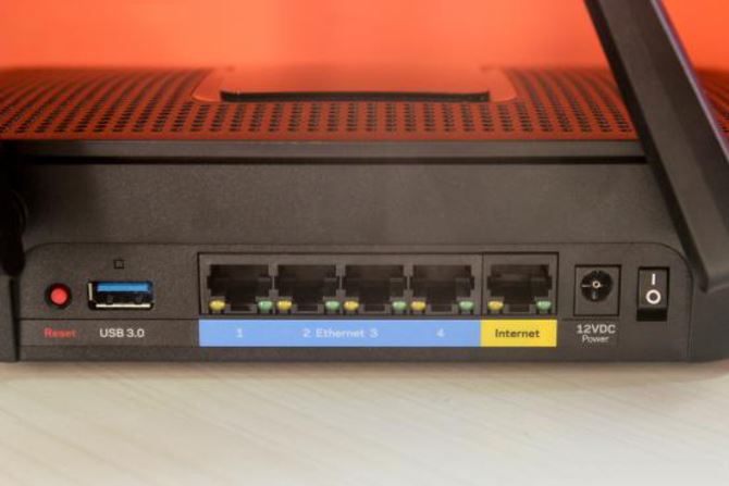 NETGEAR R8000与Linksys EA8300哪个好？网件R8000/Linksys EA8300对比评测