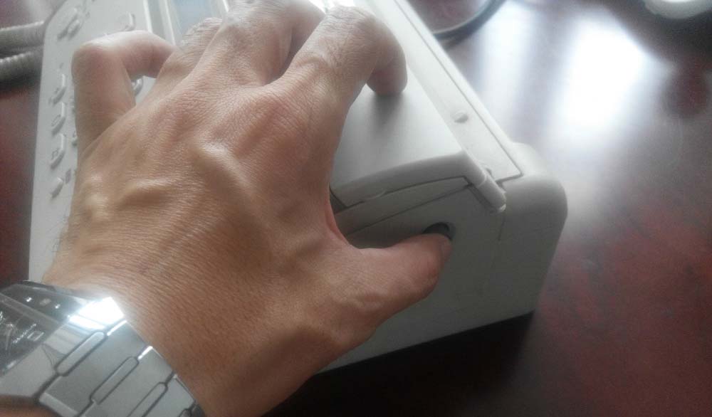 松下传真机kx ft982cn怎么换纸? 传真机更换纸张的教程