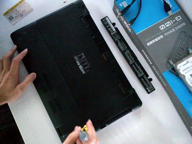 华硕X550C怎么拆机 华硕X550C清理灰尘与升级SSD图文教程