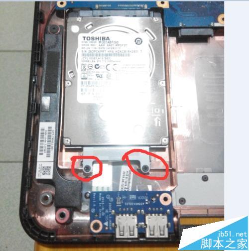 惠普15 r221TX笔记本怎么拆机添加内存条?