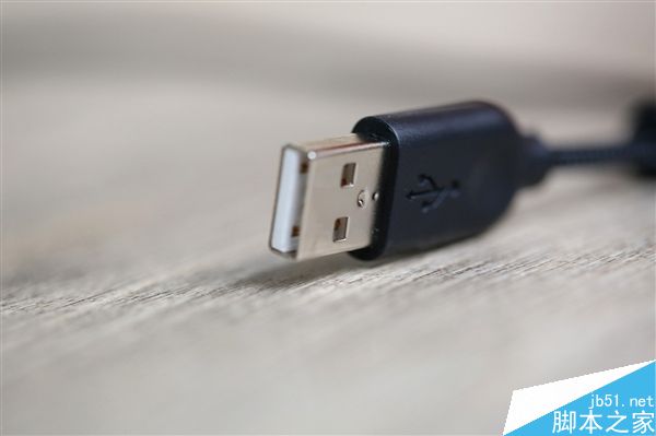 罗技有线版G403游戏鼠标图赏:支持1680万色RGB灯光