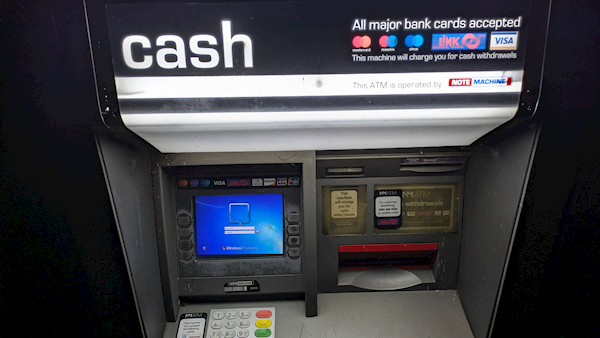 网友去ATM机取钱竟显示Windows 7登录页面：要求输入用户名和密码