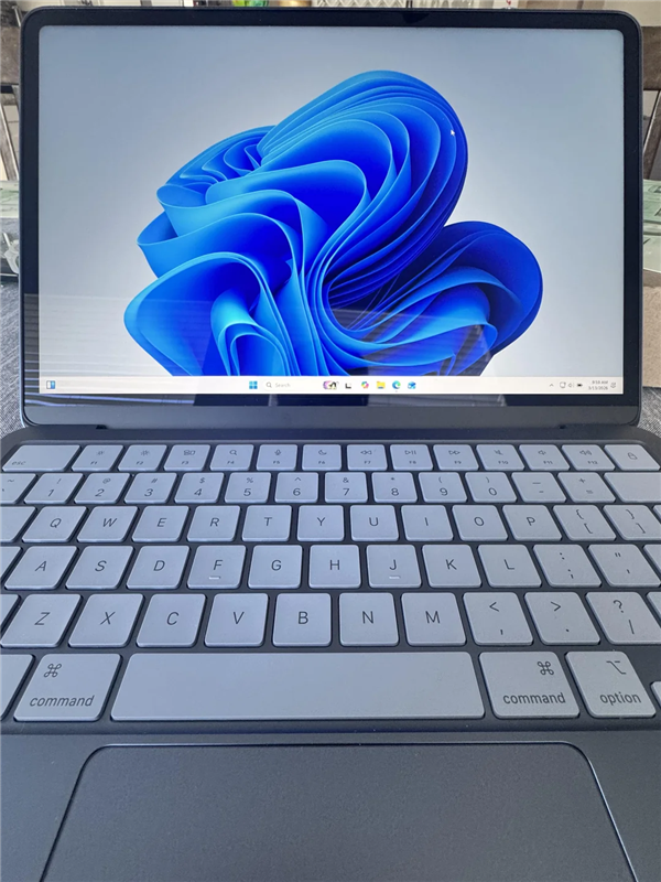搭载手机处理器的MacBook Neo确实能跑Win11！但性能会大降