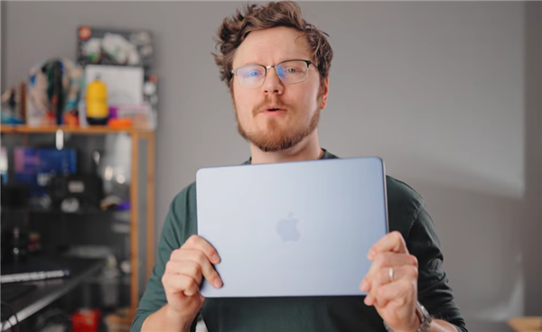 苹果用实力回击8GB内存不够用！玩家实测MacBook Neo同时打开60个应用依然流畅 Windows直接关机