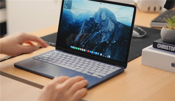 苹果用实力回击8GB内存不够用！玩家实测MacBook Neo同时打开60个应用依然流畅 Windows直接关机