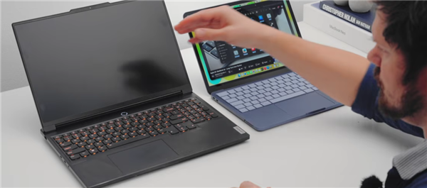 苹果用实力回击8GB内存不够用！玩家实测MacBook Neo同时打开60个应用依然流畅 Windows直接关机