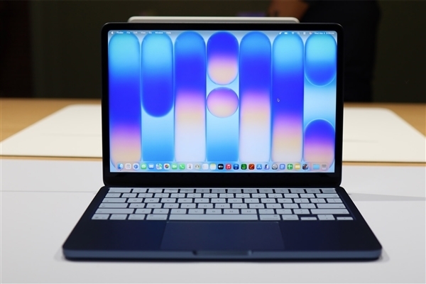 MacBook Neo跑Windows 11打游戏:A18 Pro意外能打!传送门2破百帧