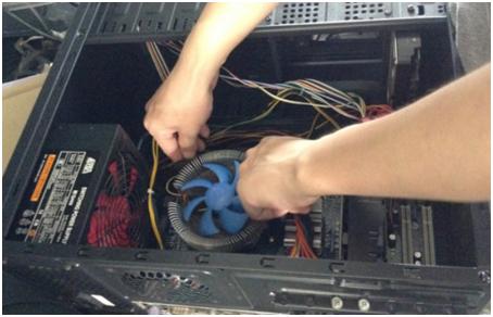 新装的电脑开机黑屏是怎么解决?