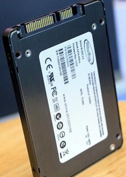 电脑接入固态硬盘就死机怎么回事?