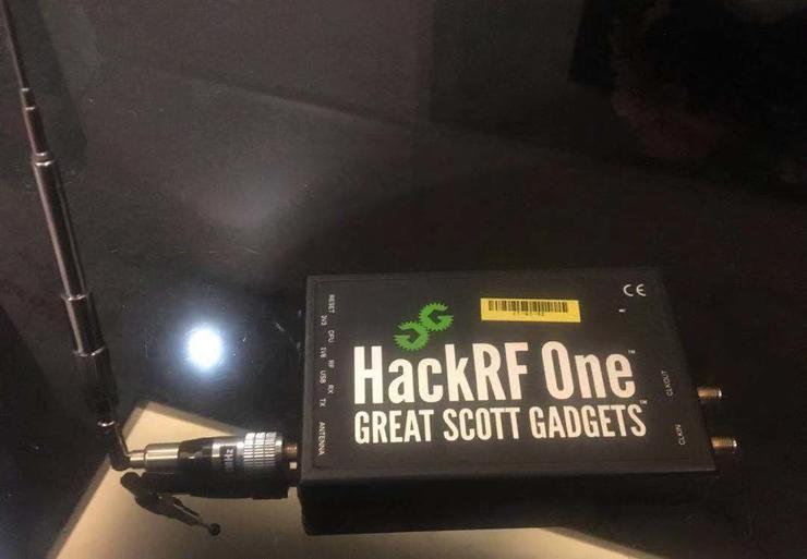 美女邀约演唱会，技术男只想破解控场荧光棒？