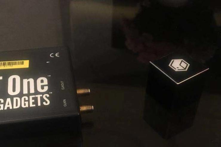 美女邀约演唱会，技术男只想破解控场荧光棒？