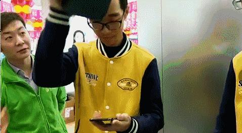 三对双胞胎"破解"FaceID，iPhoneX 哭了