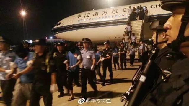 警察蜀黍从印尼把这143名电信诈骗犯人押解回国