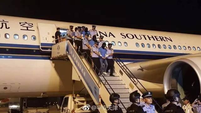 警察蜀黍从印尼把这143名电信诈骗犯人押解回国