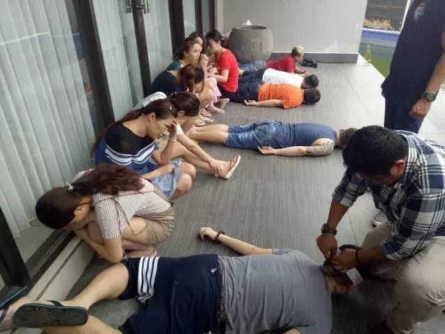 警察蜀黍从印尼把这143名电信诈骗犯人押解回国