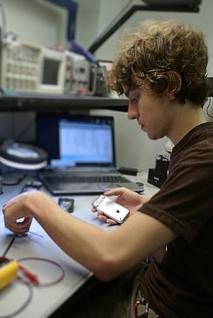 人物志 | 破解iPhone的天才小子乔治&middot;霍兹，如何教会了汽车自动驾驶