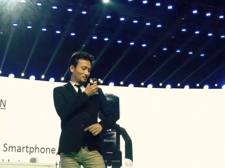 温暖的奢侈，当手机遇到机器人